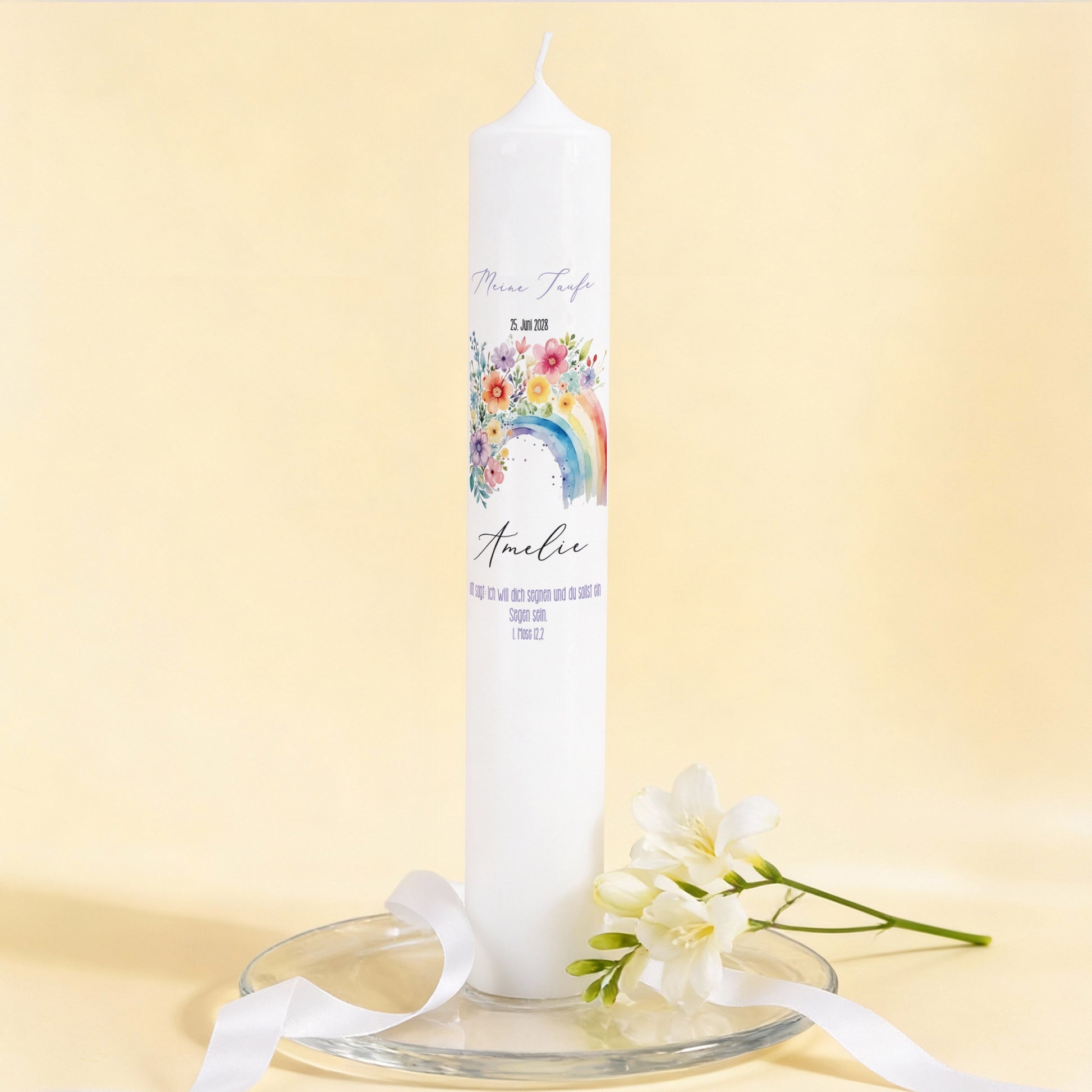 XXL Kerze mit Regenbogen-Blumenmotiv zur Taufe, personalisiert mit Anlass, Name und Datum, fotografiert vor hellem Hintergrund