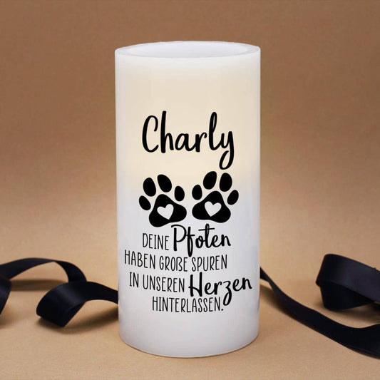 Pfoten Motiv auf Trauerkerze mit Personalisierung