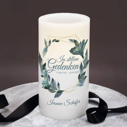 Blätterkranz Motiv auf Trauerkerze mit Personalisierung