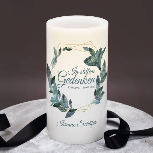 Blätterkranz Motiv auf Trauerkerze mit Personalisierung