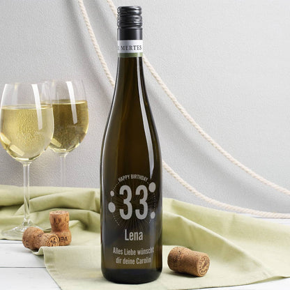 Gravierte Weinflasche mit silbernem Motiv