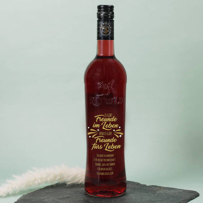 Es gibt Freunde im Leben und es gibt Freunde fürs Leben - Gravierte Weinflasche mit Wunschtext