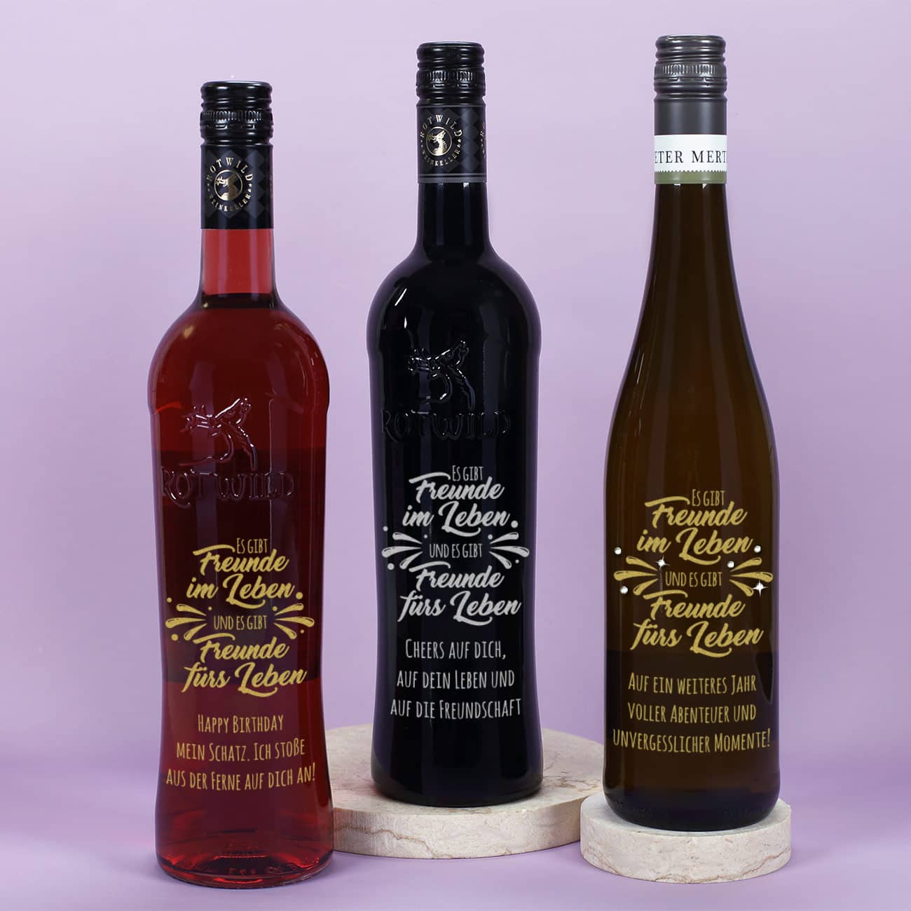 Es gibt Freunde im Leben und es gibt Freunde fürs Leben - Gravierte Weinflasche mit Wunschtext