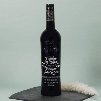 Es gibt Freunde im Leben und es gibt Freunde fürs Leben - Gravierte Weinflasche mit Wunschtext