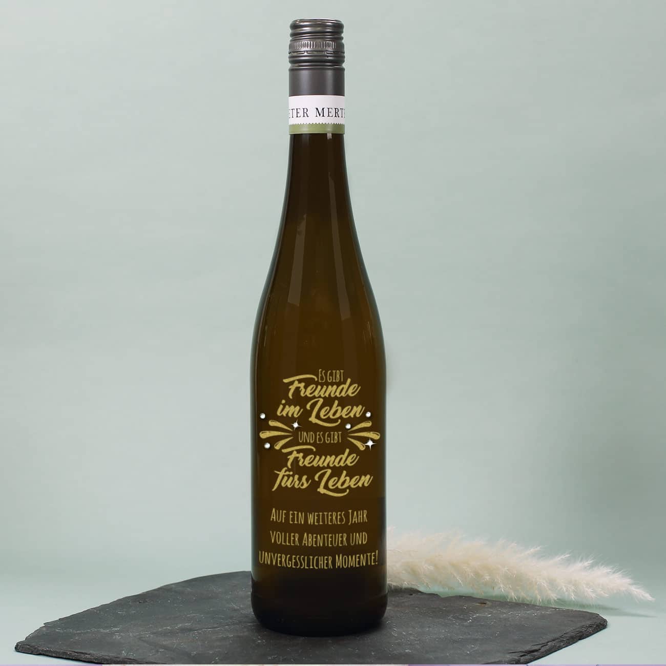 Es gibt Freunde im Leben und es gibt Freunde fürs Leben - Gravierte Weinflasche mit Wunschtext