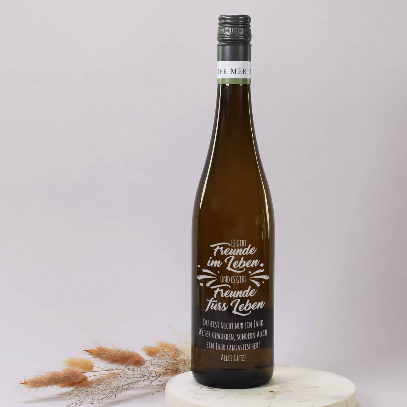 Es gibt Freunde im Leben und es gibt Freunde fürs Leben - Gravierte Weinflasche mit Wunschtext