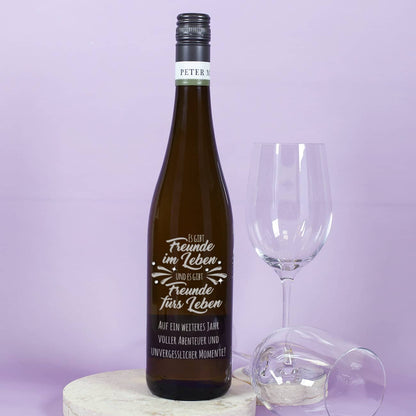 Es gibt Freunde im Leben und es gibt Freunde fürs Leben - Gravierte Weinflasche mit Wunschtext