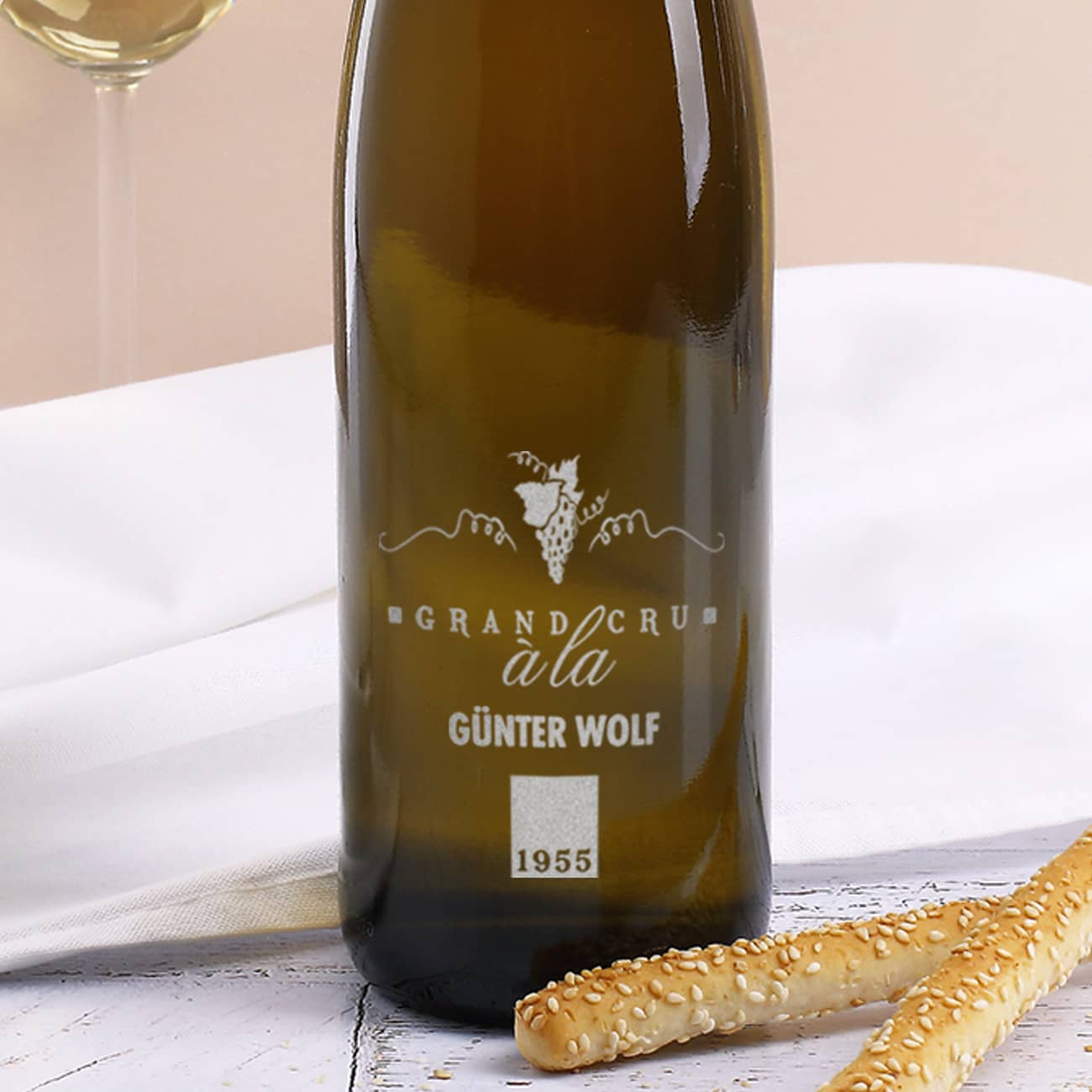 Weißwein mit silberner Gravur