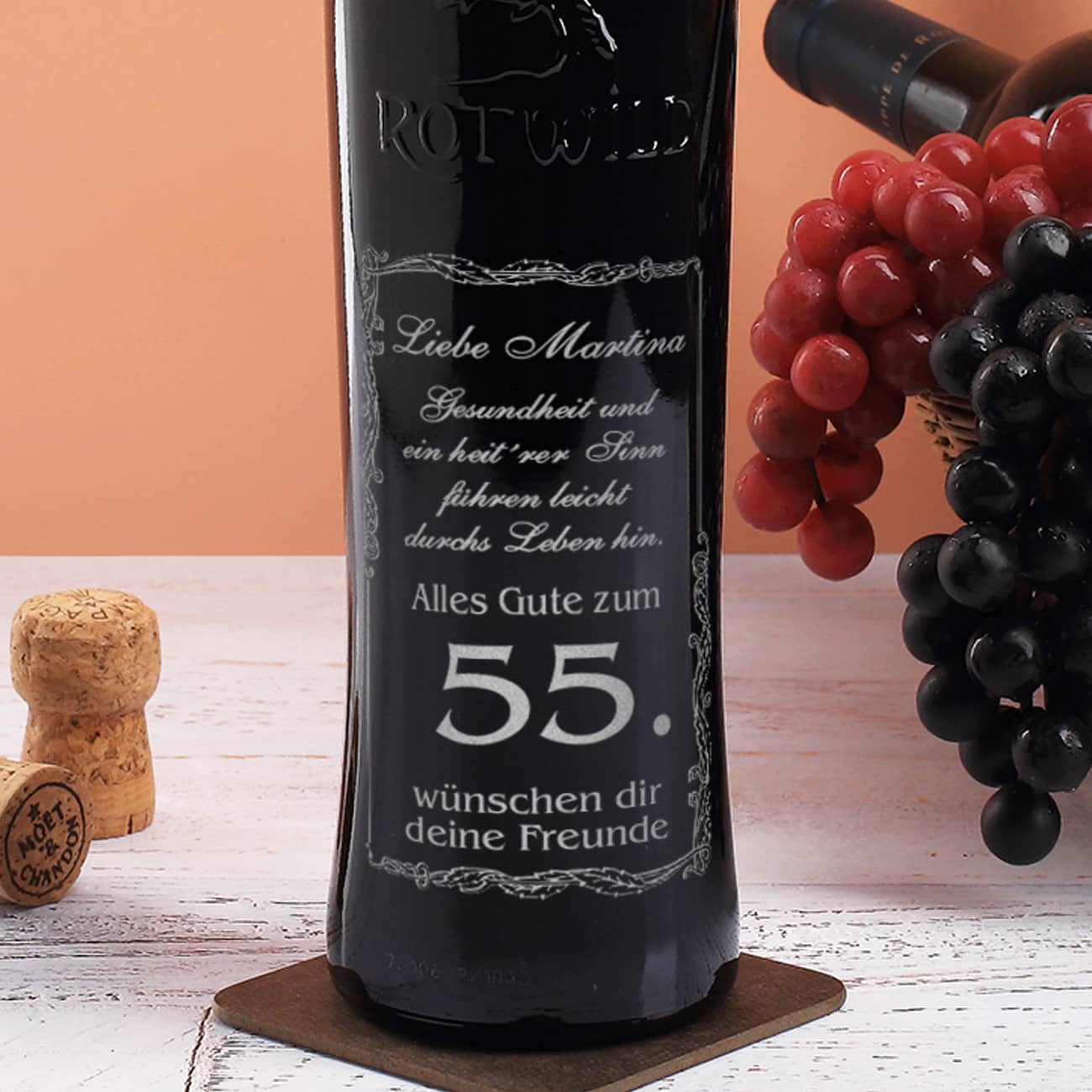 Rotwein mit silbernem Motiv