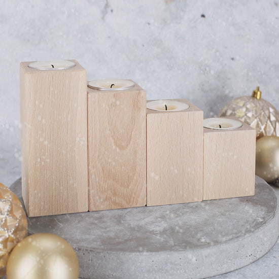 Holzadventskranz mit Gravur und angezündeten Kerzen