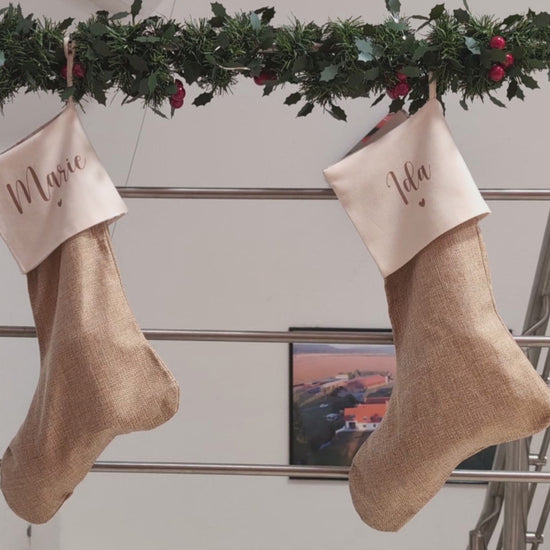 Weihnachtssocke Nikolausstiefel aus Leinen und Baumwolle mit Namensaufdruck. Anwendungsidee.