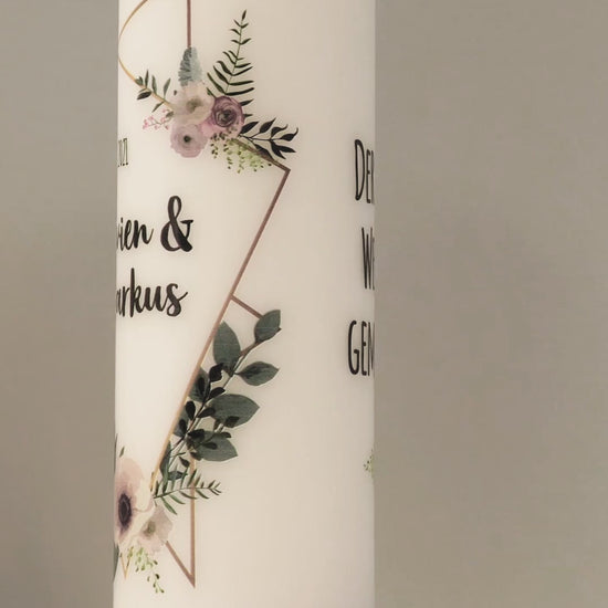 bedruckte Hochzeitskerze mit personalisiertem Aufdruck und Blüten-Motiv
