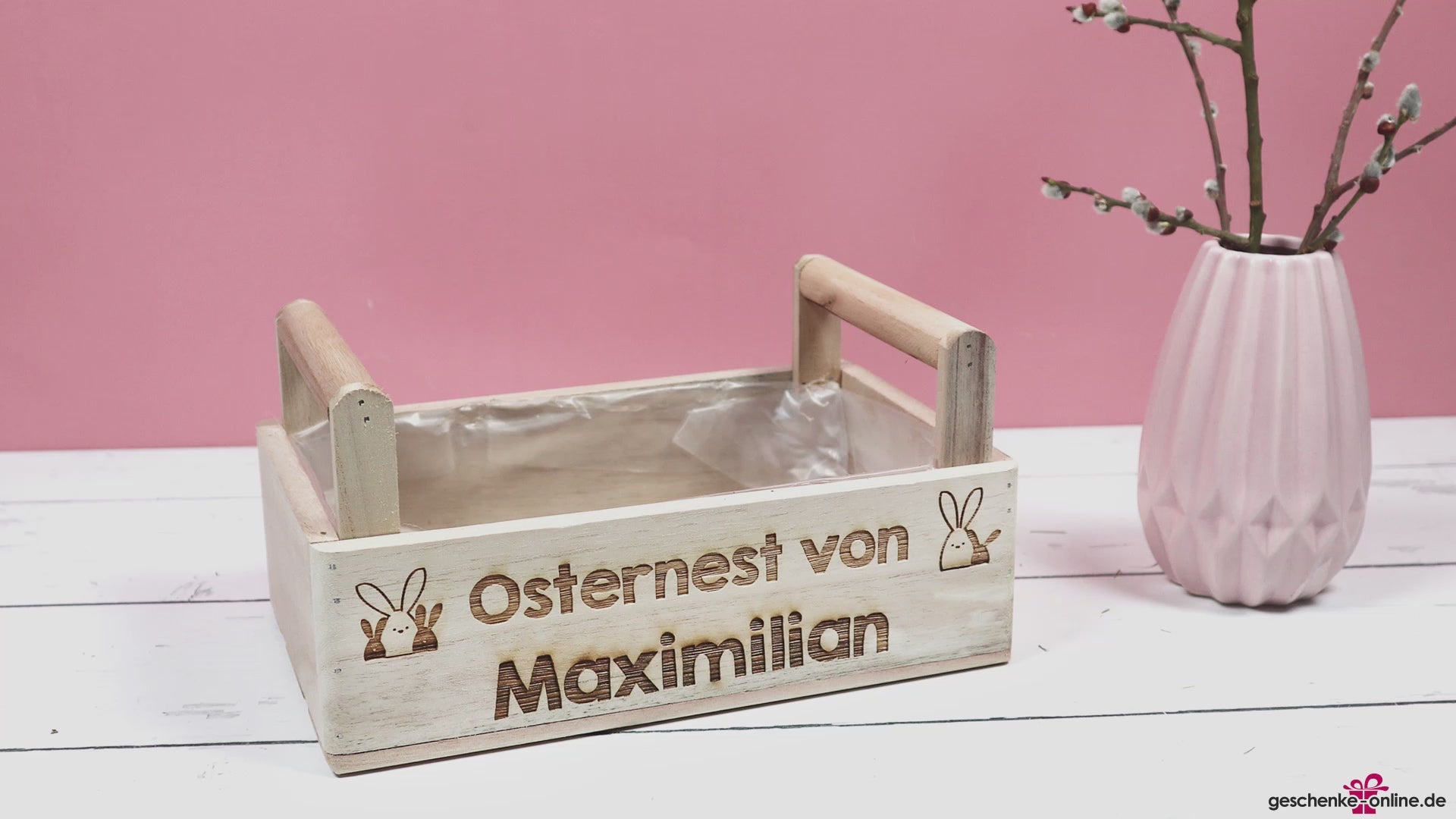 Personalisierte Holzkiste mit zwei Henkeln zu Ostern
