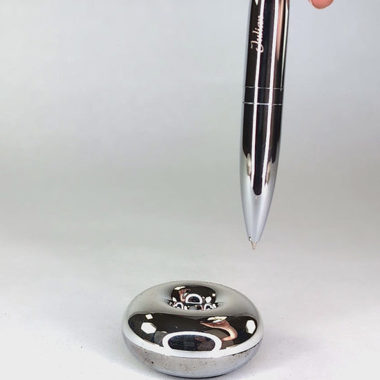 magischer Kugelschreiber mit Magnethalter und Wunschgravur