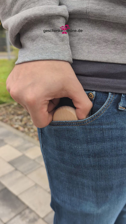 Gravierter Flaschenöffner aus Holz mit Name und Initial