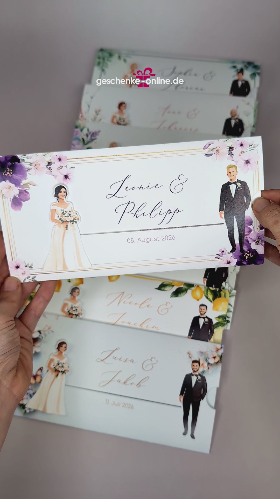 Hochzeitseinladung – Ziehkarte mit Brautpaar und lila Blumen-Motiv