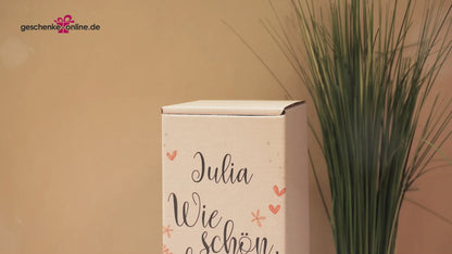 Rote Duftkerze Bergamotte im Weinglas mit Geschenkverpackung Name Wie schön, dass es dich gibt