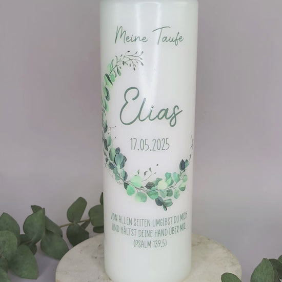 bedruckte Taufkerze mit Eukalyptus-Motiv und Personalisierung, 25cm hoch und ca. 120h Brenndauer