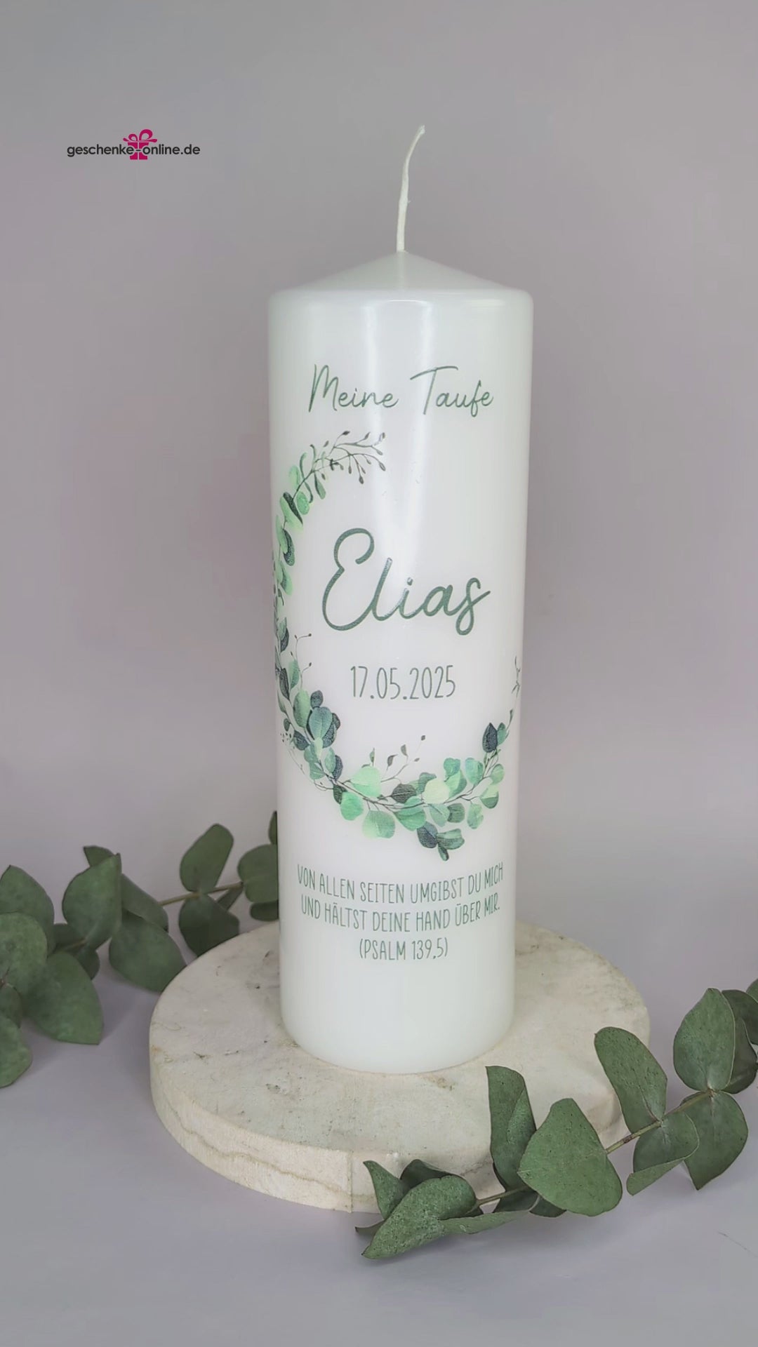 bedruckte Taufkerze mit Eukalyptus-Motiv und Personalisierung, 25cm hoch und ca. 120h Brenndauer