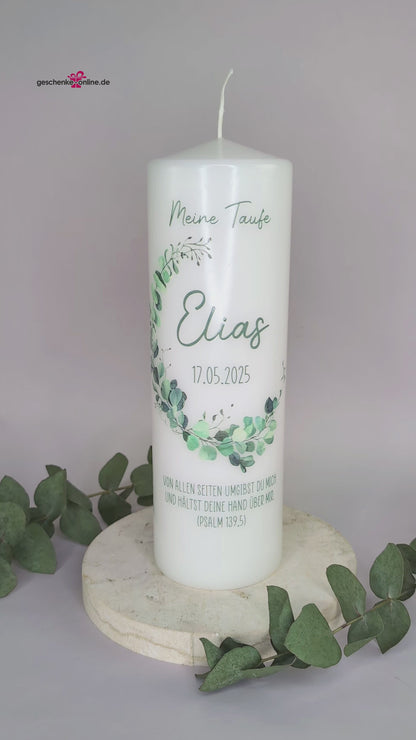 bedruckte Taufkerze mit Eukalyptus-Motiv und Personalisierung, 25cm hoch und ca. 120h Brenndauer