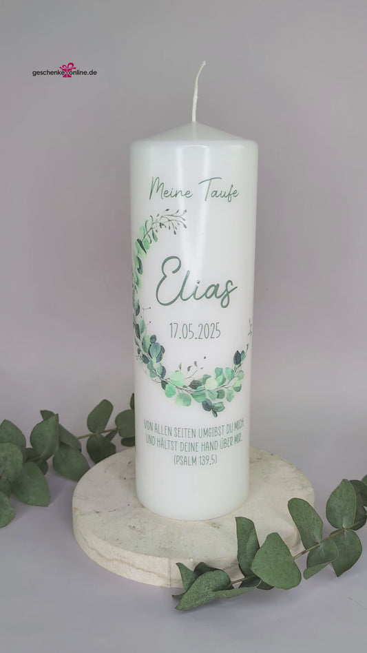 bedruckte Taufkerze mit Eukalyptus-Motiv und Personalisierung, 25cm hoch und ca. 120h Brenndauer