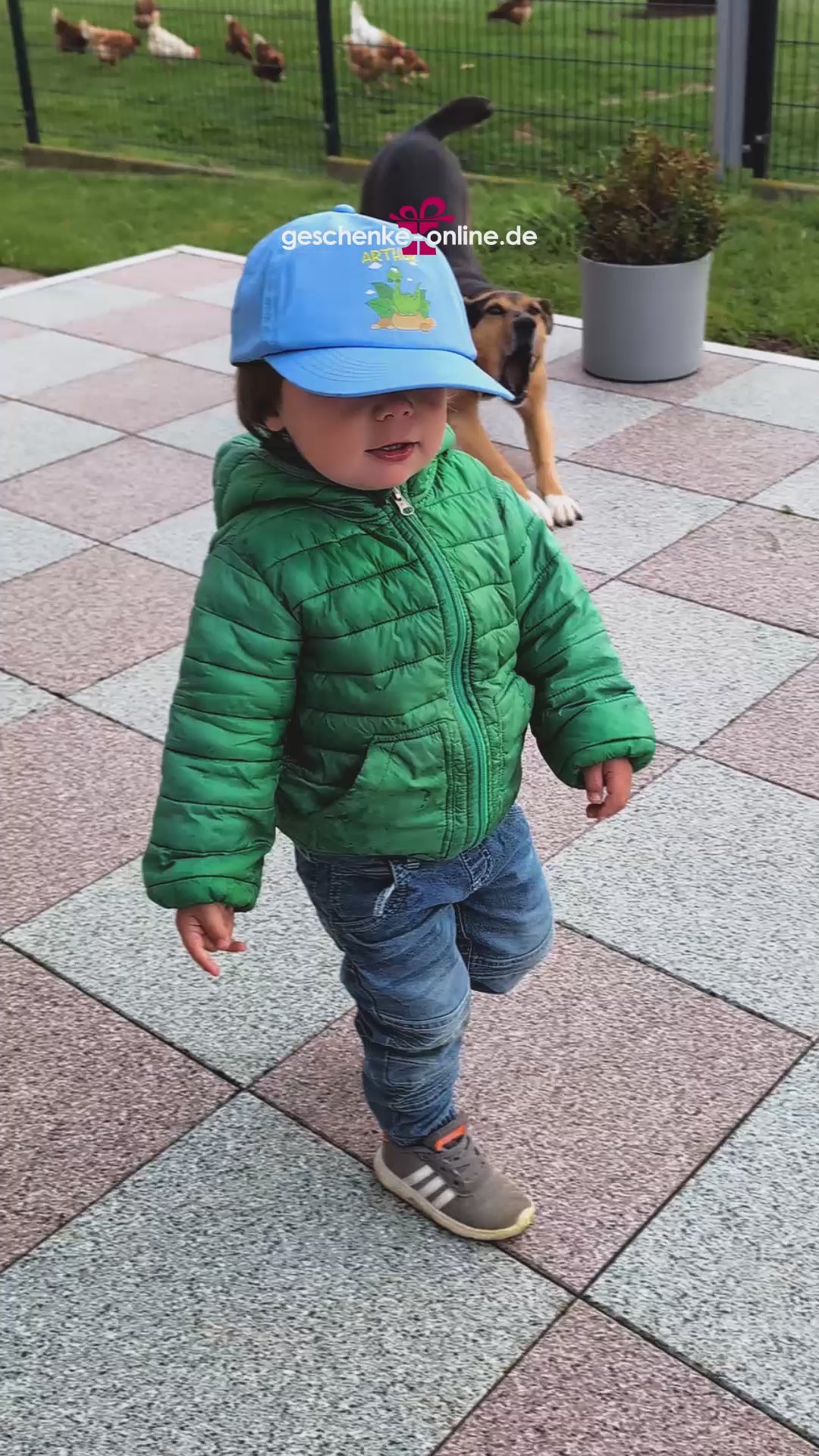 Kinder-Basecap mit Name und Dino-Motiv bedruckt