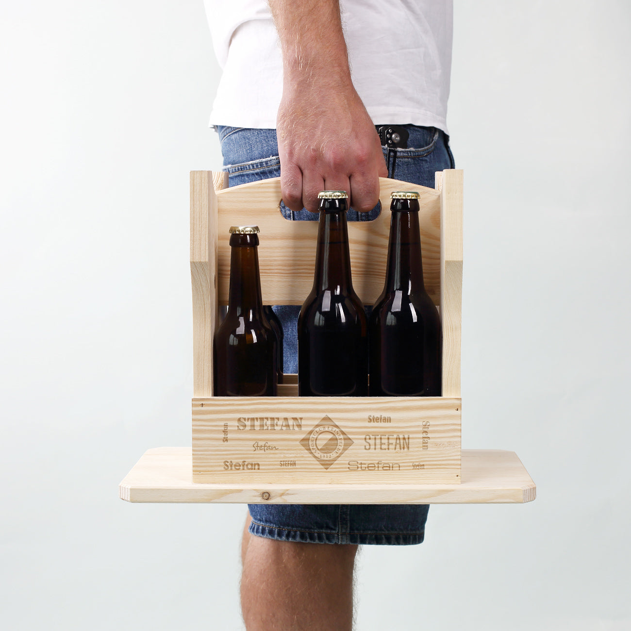 Flaschenträger und Hocker mit Namen und Vereinslogo "SC Leinefelde" graviert