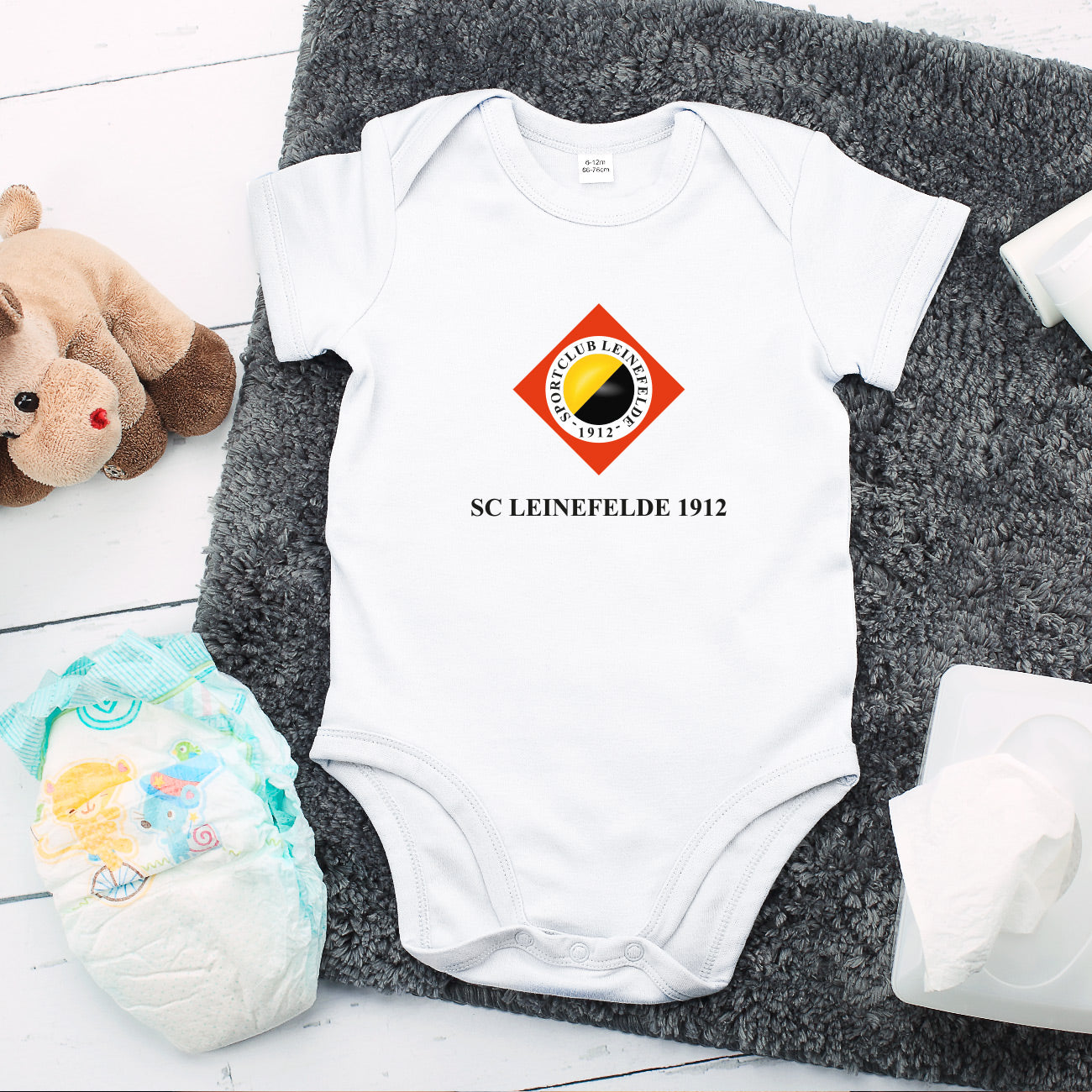 weißer Babybody mit SC Leinefelde Logo und Wunschzeile