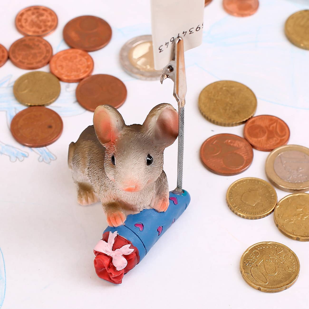 sitzende Maus mit blauer Schultüte und Geldclip