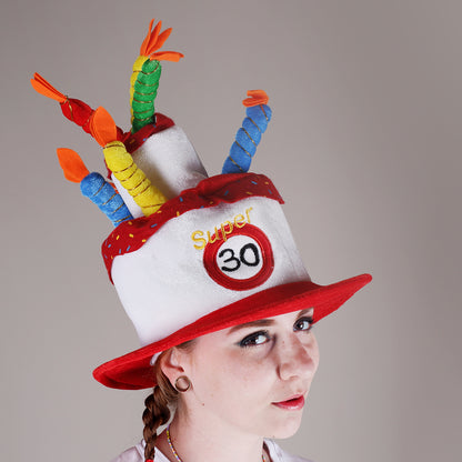 Lustiger Geburtstagshut in der Optik einer Torte mit Geburtstagskerzen