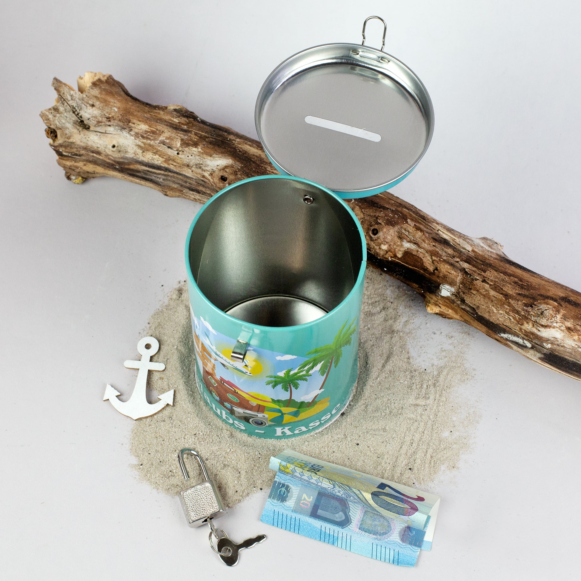 Geöffnete Urlaubskasse-Spardose aus Metall mit Schloss und Geldschein daneben