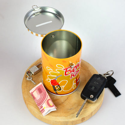 Spardose Benzin Kasse geöffnet, Blick ins Innere mit Geld und Autoschlüssel