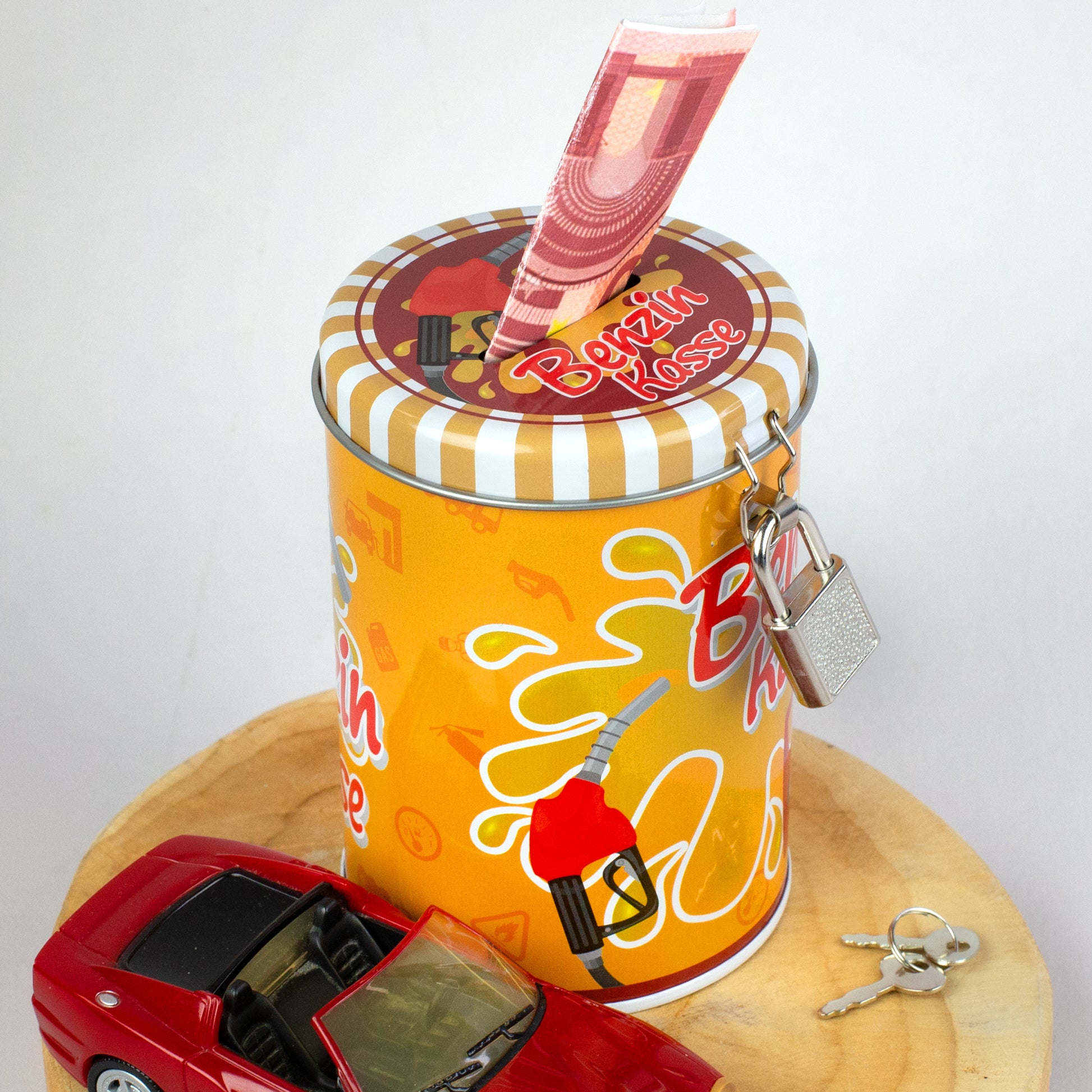 Benzin Kasse Spardose mit 10-Euro-Schein und rotem Spielzeugauto, Geschenkidee