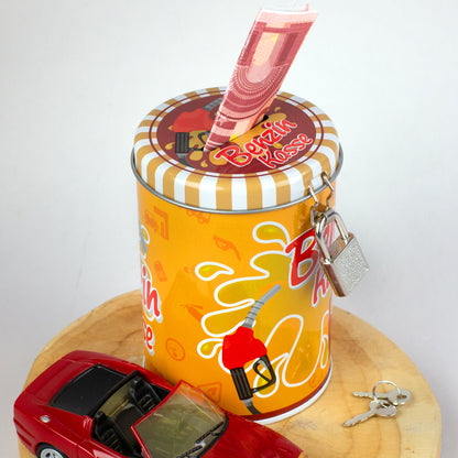 Benzin Kasse Spardose mit 10-Euro-Schein und rotem Spielzeugauto, Geschenkidee