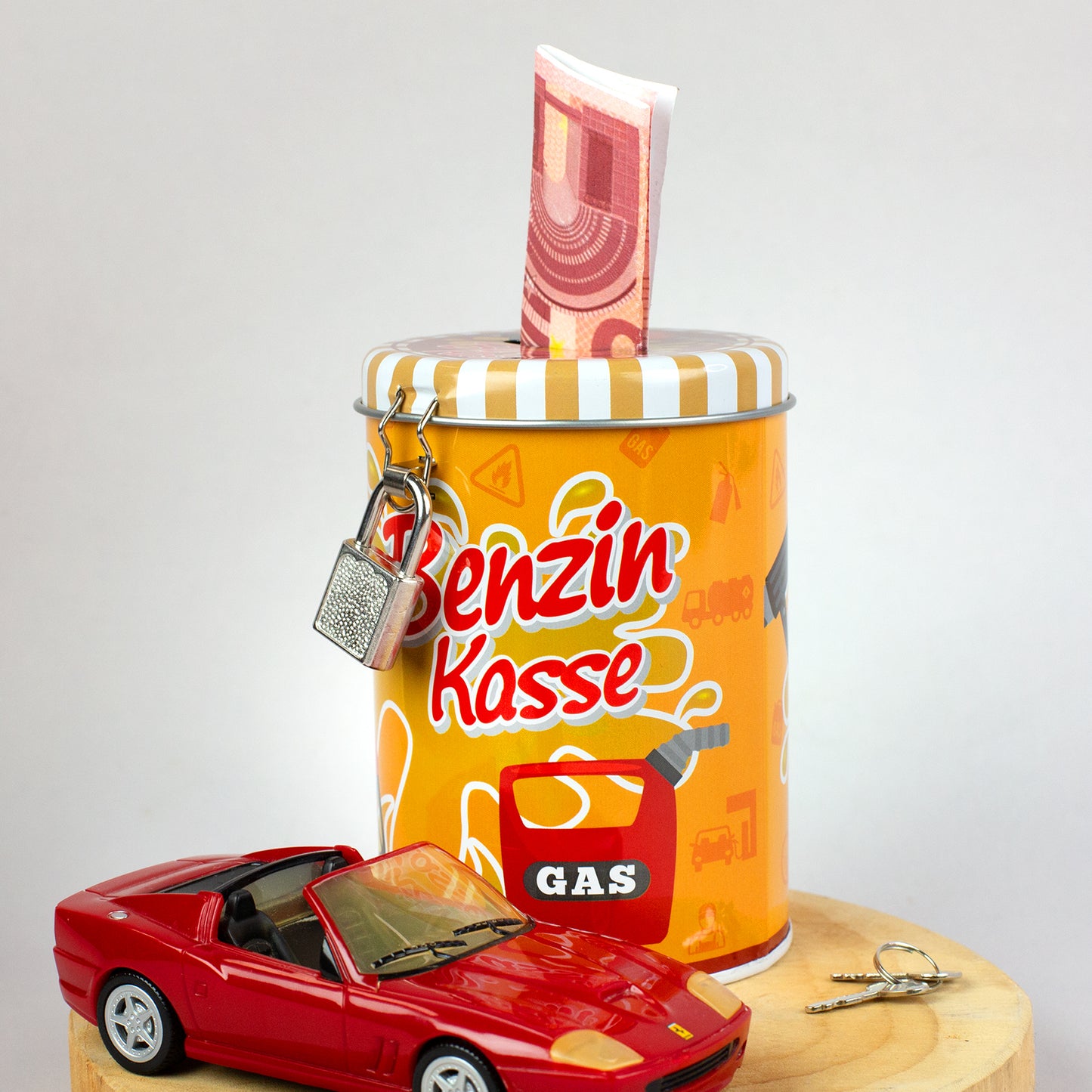 Witzige Spardose Benzin Kasse mit Vorhängeschloss und Autoschlüssel als Deko