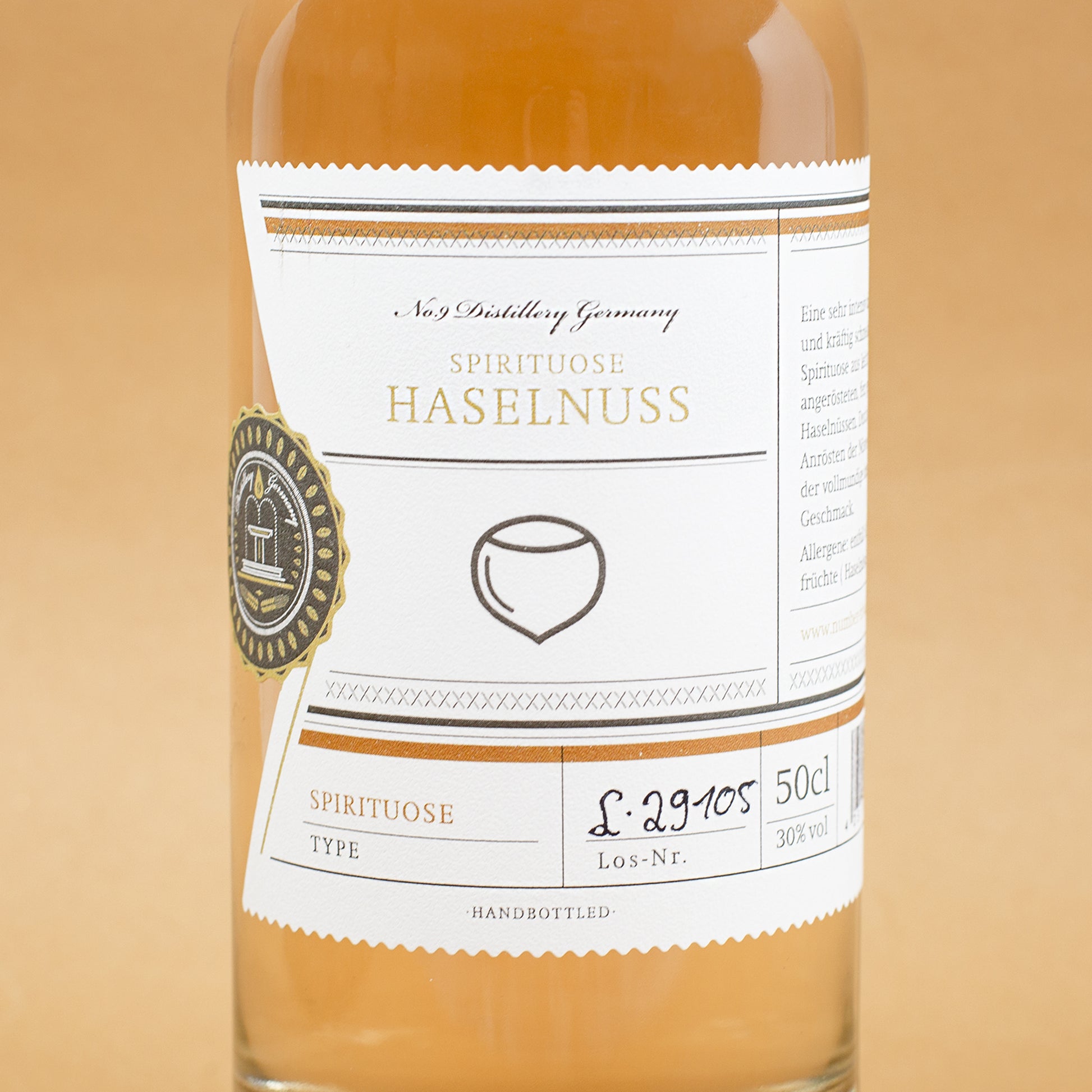 Etikett der Flasche Haselnussschnaps