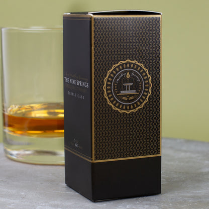 Rückseite der Geschenkbox The Nine Springs Triple Cask Whisky Miniatur, schwarz-goldenes Design